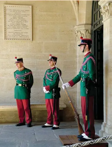  ??  ?? 3 Guards on station at a government office