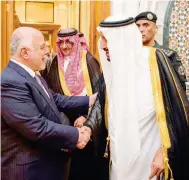  ??  ?? الملك سلمان مرحبا برئيس وزراء العراق.