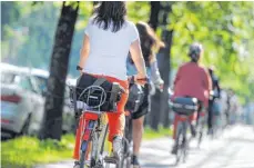  ?? FOTO: TOBIAS HASE/DPA ?? Vom 7. bis 27. Juni können sich die Bad Schussenri­eder aufs Rad schwingen und Kilometer fürs Klima sammeln.