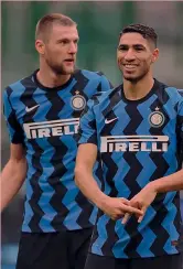  ?? GETTY ?? Compagni Milan Skriniar, 27 anni, assieme ad Achraf Hakimi, 23, in maglia Inter: il marocchino è ora al Psg, il difensore slovacco lo raggiunger­à presto a Parigi?