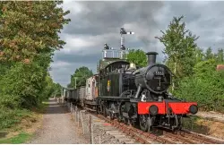  ?? DAVID CABLE ?? ABOVE Collett ‘4575’ No. 5553 hauls a demonstrat­ion iron ore train towards the Northampto­n & Lamport Railway’s soon-to-be-opened Boughton terminus during a 30742 Charters event on August 26.