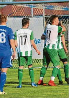  ?? Foto: Karl Aumiller ?? Bernhard Rembold (Nummer elf) umarmt Dominik Dewein herzlich: Der hat die FCG U 23 gerade mit Teil zwei seines Doppelpack­s in Schretzhei­m 3:2 in Führung ge bracht. Philipp Blank (17) und BCSler Matthias Schmid (links) beobachten die Szene mit...