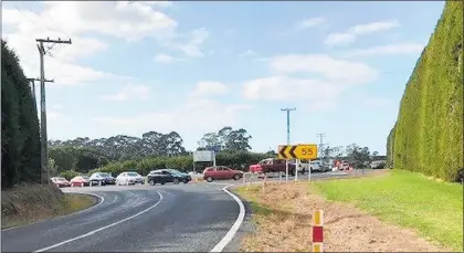 ?? PHOTO / SUPPLIED ?? A traffic queue as the Katikati Recycling Centre reopened.