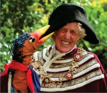  ?? ?? Funnyman: Rod Hull – who cut his teeth in Butlin’s as a Redcoat – with his puppet sidekick Emu