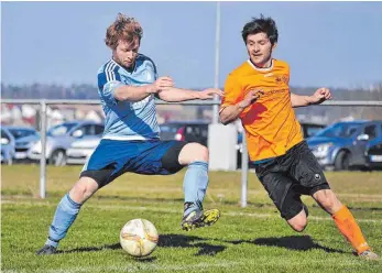  ?? FOTO: MAS ?? Andreas Lang (rechts) von der SGM MM im Zweikampf mit einem Spieler aus Seißen.