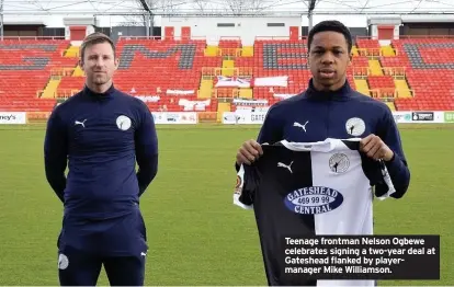  ??  ?? Teenage frontman Nelson Ogbewe celebrates signing a two-year deal at Gateshead flanked by playermana­ger Mike Williamson.