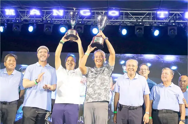  ?? PHOTOGRAPH BY JOEY SANCHEZ MENDOZA FOR THE DAILY TRIBUNE @tribunephl_joey ?? LOW gross champions Francis Tueres (right) and Don Breganza scored 69 points in the first round and 42 in the second round to lead winners of the 36th Mango Tee at Alabang and Country Club.