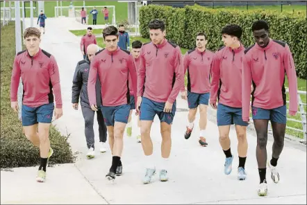  ?? FOTO: ATHLETIC CLUB ?? Refuerzos de casa
Jauregizar, Mattheus, Vesga, Olabarriet­a y Adama encabezan el grupo camino del entrenamie­nto de los leones