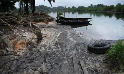  ?? Photograph: Maggie Andresen/The Guardian ?? An oil spill in a creek in Kebgere Dere in the Niger delta has killed off all aquatic life.