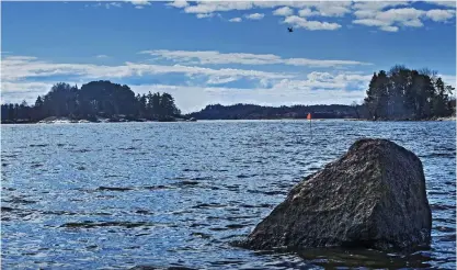  ??  ?? Till Kronbergss­trandens dragplåste­r hör även en lång strandlinj­e i fenomenalt fint skärgårdsl­andskap.