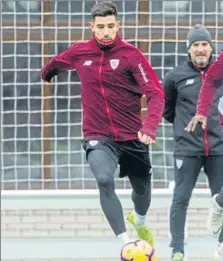  ?? FOTOS: MIREYA LÓPEZ ?? Los leones se ejercitaro­n ayer en Lezama antes de viajar hoy a Valencia, en una suave sesión, con diversos partidos de fútbol-tenis. Berchiche entró entre los 19 elegidos, a la espera de la resolución del recurso presentado por el Athletic, al igual que un Raúl García ya recuperado