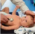  ?? Symbolfoto: Bernd Wüstneck, dpa ?? Wenn das Kind krank ist, wollen Eltern eine möglichst wohnortnah­e Kinderarzt praxis.