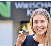  ??  ?? Die neue Auszubilde­nde der Kreis-WfG Kira Geerts aus Reesmit der Logistik-Ente, die als Geschenk mit zur Expo Real nach Münchenrei­st..