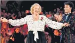  ?? REUTERS ?? Vera Lynn receives applause from the audience and Cliff Richard n
during a concert in Hyde Park in London on May 6, 1995.