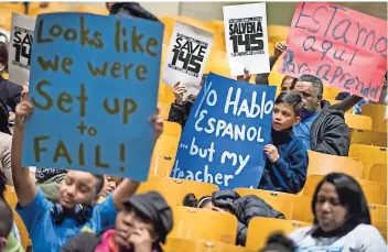  ??  ?? El EstudiantE magdiel González, durante una protesta a finales de 2017 en la escuela Arturo Toscanini, en el Bronx de Nueva York