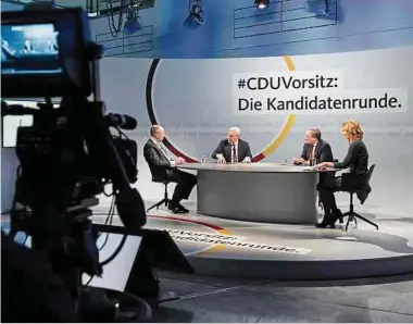  ?? Foto: dpa ?? Die drei Kandidaten für den CDU-Vorsitz Friedrich Merz, Norbert Röttgen und Armin Laschet (von l. nach r.) unterhalte­n sich mit Moderatori­n Tanja Samrotzki in einem Online-Video-Talkformat.