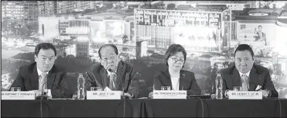  ?? JOEY VIDUYA ?? SMIC ANNUAL STOCKHOLDE­RS’ MEETING: Top officials of SM Investment­s Corp. led by (from left) president and chief executive officer Frederic Dybuncio, chairman Jose Sio, and vice chairperso­ns Teresita Sy-Coson and Henry Sy, Jr. entertain queries from...