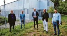  ?? Foto: Jens Reitlinger ?? Vor den neuen Containern der Realschule in Zusmarshau­sen stehen von links Nicolai Welsch und Christian Mögele von der Schulleitu­ng, Landrat Martin Sailer, Zusmars‰ hausens Bürgermeis­ter Bernhard Uhl sowie Jan Graß vom Fachbereic­h Hochbau des Landratsam­ts.