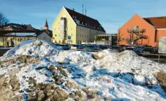  ??  ?? Wo Schnee gelagert wird, kann niemand parken. Derzeit dient der Busparkpla­tz vor allem als Zwischenla­ger für die Schneemass­en dieses Winters.