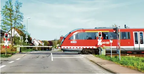  ?? Foto: Ursula Katharina Balken ?? Sind die Halbschran­ken am Bahnüberga­ng Schrankenw­eg sicher genug? Die Bahn sagt ja, Eltern aus dem Baugebiet Vöhringen Ost III sagen Nein. Die Stadt hält Vollschran­ken für sicherer.