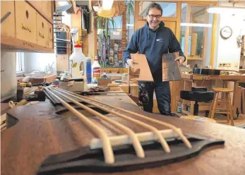  ?? FOTO: OLIVER LINSENMAIE­R ?? Seit knapp 30 Jahren betreibt Andreas Dill seinen Gitarrenla­den in Weingarten. Palisander ist auch in anderen Instrument­en verbaut, so etwa in Klarinette­n, Celli, Geigen, Blockflöte­n oder Xylofonen.