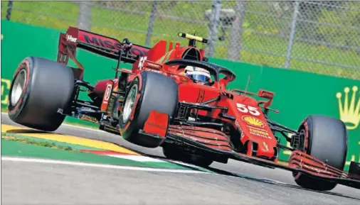  ??  ?? Carlos Sainz ataca con el Ferrari uno de los ‘pianos’ del circuito de Ímola durante los entrenamie­ntos libres de ayer, en los que acabó cuarto.