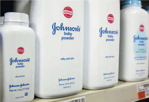  ??  ?? Johnson & Johnson a été poursuivie par plus de 9000 femmes alléguant que sa poudre de talc a contribué à leur cancer des ovaires. Gracieuset­é