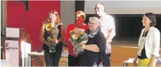  ?? FOTO: SCHT ?? Der Dank der Gemeinde (rechts Elisabeth Kugel) gilt dem Team im Wohnpark St. Georg (hinten) und Claudia Senf als Leiterin Haus der Pflege St. Josef.