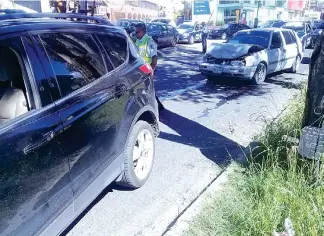  ?? Eduardo Tlachi ?? de un vehículo Golf circulaba con exceso de velocidad, pero al perder el control del volante chocó contra una camioneta Escape, que al salir proyectada impactó a una Suburban.