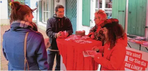  ?? Fotos: Norbert Eibel ?? Roland Meier (Mitte) ist der Direktkand­idat der Linken im Stimmkreis Ingolstadt. Seine politische Heimat ist die Linksparte­i nicht immer gewesen. Der Ingenieur ist beken nender Veganer und passend zum Haus im Hintergrun­d „grün“angehaucht.