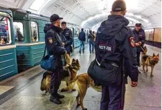 ?? Foto: Irina Samokhvalo­va, dpa ?? Insbesonde­re die Moskauer Metro gilt als mögliches Ziel terroristi­scher Anschläge. Entspreche­nd präsent sind Sicherheit­skräfte.