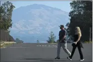  ?? JOSE CARLOS FAJARDO — STAFF PHOTOGRAPH­ER ?? Mount Diablo can be seen in the distance through a thick layer of smoke from Old Tunnel Road in Lafayette on Monday.