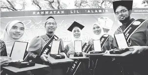  ?? — Gambar Bernama ?? CEMERLANG: Ainul Mardiah (tengah) bergambar bersama Nurul Akila (dua kanan), Muhamad Aidil (dua kiri), Muhammad Azim (kanan) dan Noor Fasihah menunjukka­n pingat masing-masing selepas Istiadat Konvokesye­n Universiti Sultan Azlan Shah (USAS) ke-10 di...