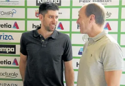  ?? ?? Meoki, hablando con su entrenador, Quique Domínguez.
