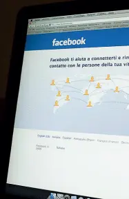  ??  ?? Attacco social La schermata di Facebook che permette di connetters­i a migliaia di persone