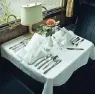  ?? FOTO: FEK ?? Festlich gedeckter Tisch im historisch­en Speisewage­n des „Rheingold“von 1928.