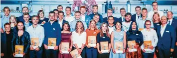  ?? Foto: Andreas Emmert ?? Die IHK zeichnete die besten Absolvente­n der IHK Berufe aus dem Landkreis Günzburg aus.