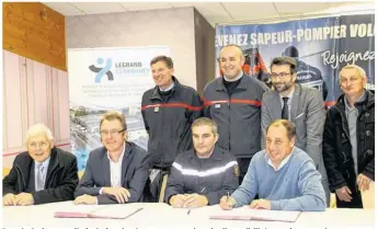  ??  ?? Benoit Cerbonney (à droite) a signé cette convention de disponibil­ité avec les pompiers.