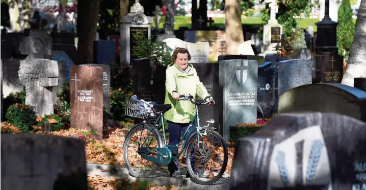  ?? Fotos: Silvio Wyszengrad ?? Als die Tochter von Ingrid Martin noch klein war, schob sie das schlafende Baby oft im Kinderwage­n über den Friedhof. Die Ruhe und die Ordnung mag Ingrid Martin noch heute.