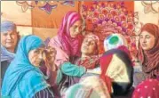  ?? AP FILE ?? Relatives of civilian of Manzoor Ahmed Bhat, who was killed by suspected militants, mourn at their home in Kashmir’s Hajin.