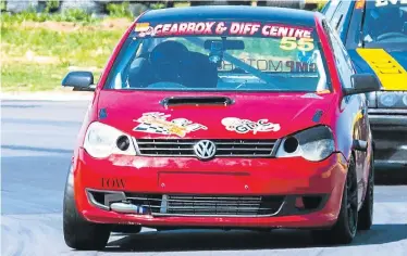  ?? Picture: DARRYL KUKARD ?? ACE ON TRACK: Gordon Nolan leads the pack at the Eastern Province circuit racing championsh­ips at Port Elizabeth’s Aldo Scribante Racetrack last Saturday