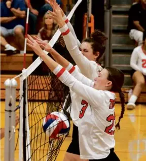  ?? LAURIE SWOPE FOR THE BOSTON GLOBE ?? Addison Pillis and Ella Stein (23) are an intimidati­ng front-row duo on the block for two-time state champion Ipswich.