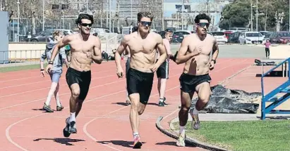  ?? Pere euran / NORE MEEIA ?? Jóvenes deportista­s entrenando ayer en las pistas de atletismo de Lloret de Mar