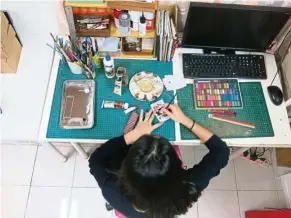  ??  ?? Her workspace reflects the scale of the things she creates.