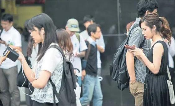  ?? NURPHOTO / GETTY / ARCHIVO ?? Poco ecológicos. En la actualidad sólo un 7% de los teléfonos móviles que utilizan los japoneses acaban en un
punto de reciclaje