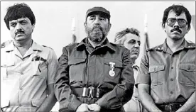  ??  ?? Sergio Ramírez, Fidel Castro i Daniel Ortega, el 1985 a Managua.