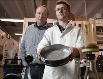  ?? PETER LEE/TORONTO STAR FILE PHOTO ?? Researcher­s at the University of Waterloo show microbeads from a facial scrub.