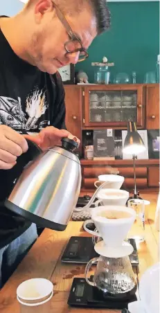  ?? FOTOS: IK ?? Erst das Pulver im Filter anfeuchten, dann den Kaffee kurz ruhen lassen, ehe schneckenf­örmig aufgegosse­n wird: Ralph Steinke in seinem Element.