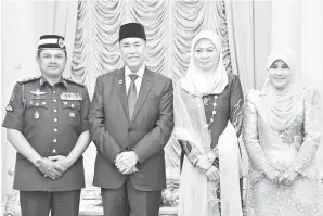  ?? — Gambar JaPen ?? KUNJUNGAN: Tun Wan Junaidi dan Toh Puan Fauziah menerima kunjungan homat daripada Mohd Sofi.