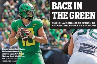  ?? [THOMAS BOYD/THE ASSOCIATED PRESS] ?? Oregon quarterbac­k Justin Herbert (10) looks for a receiver against Portland State on Sept. 8 in Eugene, Ore.